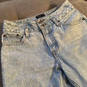 LIGHT ACID WASH HIGH RISE MOM JEANS